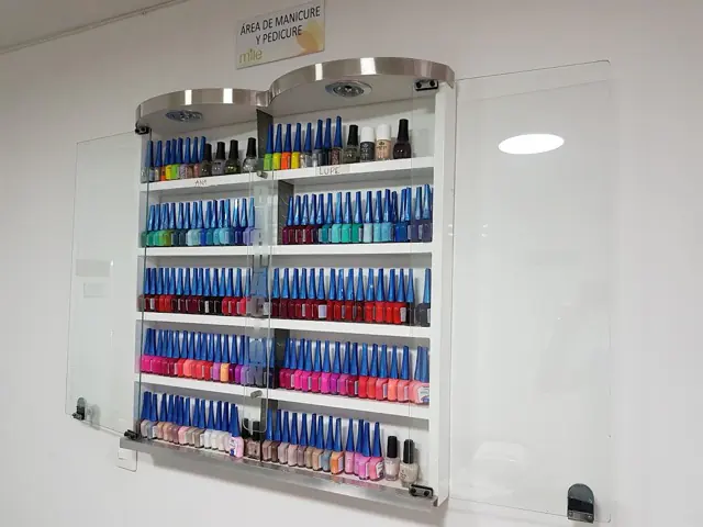 Repisa con esmaltes de colores en el área de manicure y pedicure