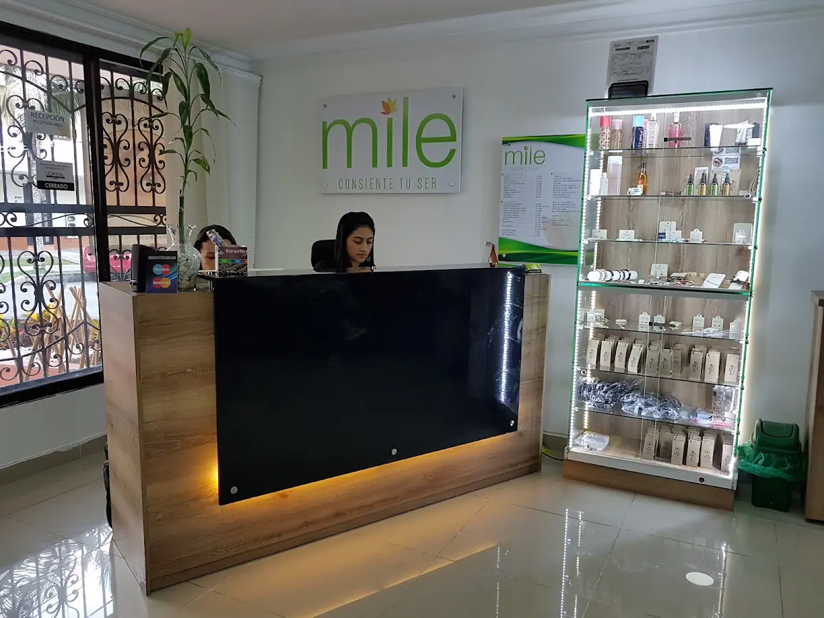 Recepción de Mile Depilación con su aviso verde y la vitrina de productos