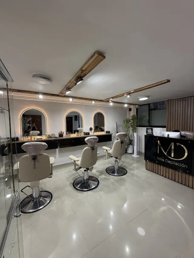 Salón con sillas de atención y espejos en arco